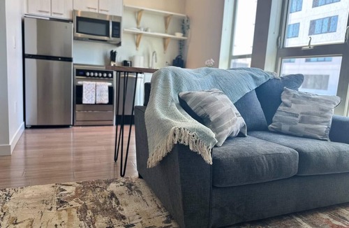 River North Art District Apartment | Kickback and Relax in Rino!