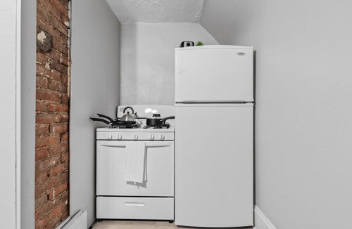 Little Italy Apartment | King Bed 2 TVs Fast Wifi Pet Friendly!