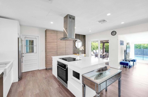 Deerfield Beach House | King Bed, Heated Pool, Hot Tub, BBQ, Putting Green