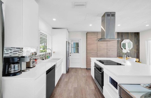 Deerfield Beach House | King Bed, Heated Pool, Hot Tub, BBQ, Putting Green