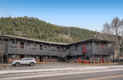 Idaho Springs Hotel | King Bed in Boutique Mtn Motel Suite Idaho Springs