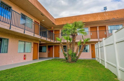 Buttonwillow Apartment | King Bed Non-Smoking