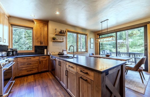 Mountain House House | King Master Suite-Private: Hot Tub, Garage & Laundry-Walk to Lift-Free WIFI