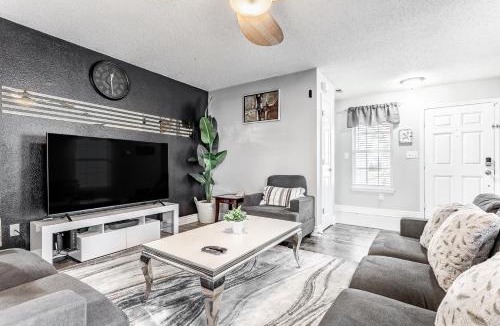 West Newton House | King Size Bed Bungalow with a Gym in Indianapolis