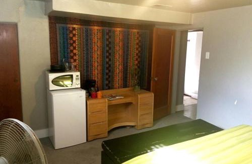 Barnum West Apartment | King Suite Between City and Slopes