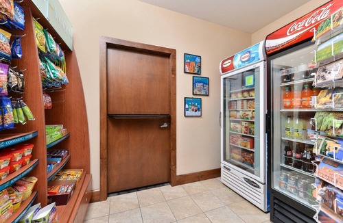 Nor Este Apartment | King Suite | Free Breakfast Buffet! Pool + Hot Tub Access