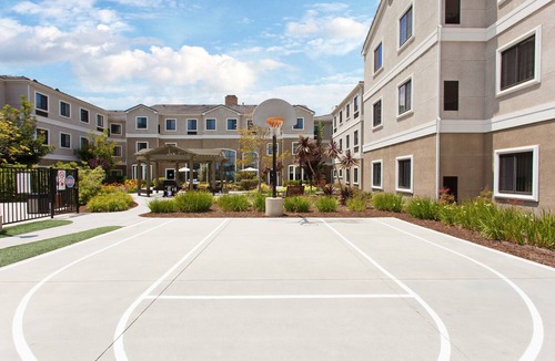 Lake Forest Condo | King Suite | Free Wi-Fi + Breakfast, Pool, Gym.