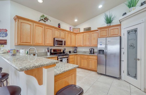 Kingman House | Kingman Mtn-View Home w/Putting Green & Ping-Pong