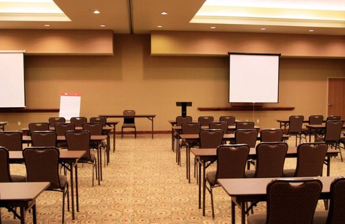 Kingman Hotel | Kingman Retreat: Free Hot Breakfast & Indoor Pool | Near Kingman Airport