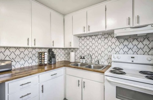 Colorado Springs Apartment | Kings Hideaway! Apartment w/Hot Tub & Scenic View