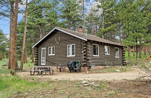 Estes Park Cabin | Knotty Pine - 2 bedroom cabin - Free WiFi