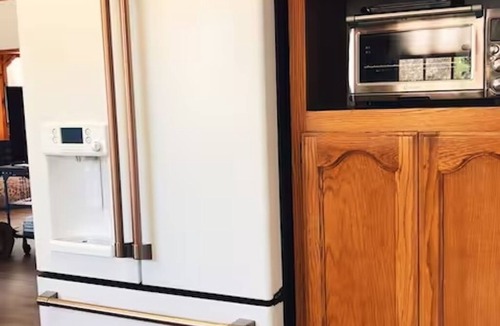 Upper Moonridge Ski Chalet | L'Après Chalet · Bear Mtn Views · Sleeps 6 · Pet-Friendly