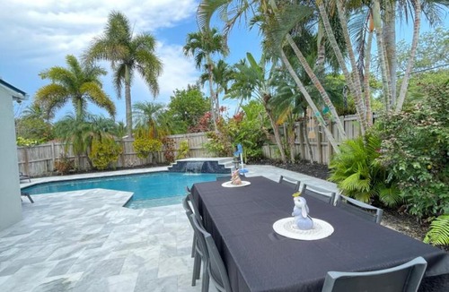 Poinsettia Heights Apartment | La Dolce Villa