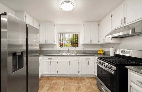 Los Angeles House | LA Group Stay Sleeps 8 Parking + Near LAX+SoFi