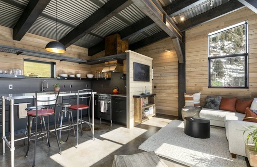 Red Cliff House | La Mina - New Mountain Retro Industrial home with WiFi- long term only