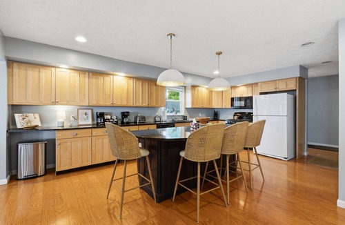 Madison-on-the-Lake House | Lake Erie Beachfront Retreat - 8 BR + Private Beach & Hot tub!