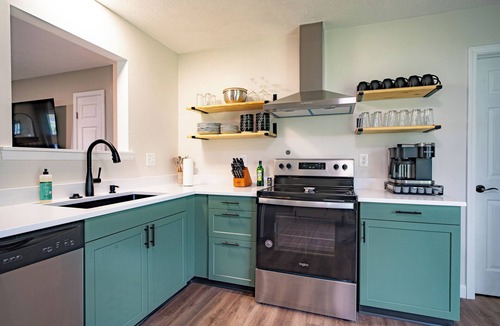 Vermilion House | Lake Erie Breeze | 3BR home base, 30 min to Cedar Point | Island Ferries