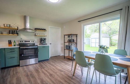 Vermilion House | Lake Erie Breeze | 3BR home base, 30 min to Cedar Point | Island Ferries