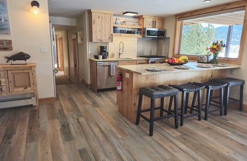 Estes Park House | Lake front retreat with Longs Peak view/Wildlife/Hiking/Fishing/bike path. . .