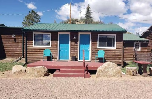 Lake George Cabin | Lake George Cabins & RV Park: Cabin 1, Hummingbird's Hum.