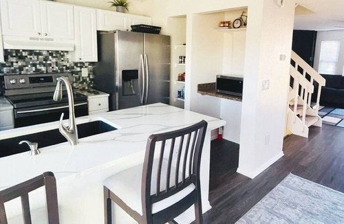 Prides Crossing House | LAKE VIEW 3-Bedroom/3-Bathroom Cozy townhome in Aurora, Family & Pet Friendly!