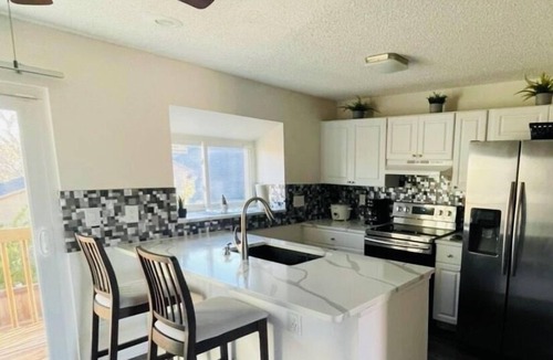 Prides Crossing House | LAKE VIEW 3-Bedroom/3-Bathroom Cozy townhome in Aurora, Family & Pet Friendly!