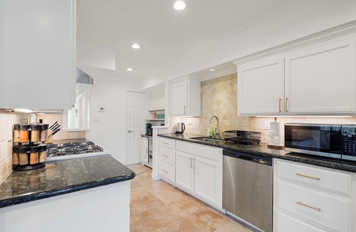 East San Mateo Apartment | LakeFront Lavender House
