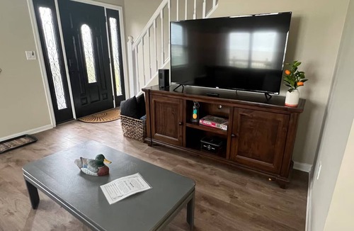 Gypsum Apartment | Lakefront Lodge + Sleeps 12 + Bay Views + Hot Tub