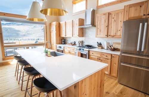 Silverthorne House | Lakefront Retreat | Private Hot Tub & Firepit | Summit Sky Ranch