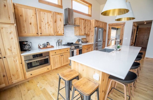 Silverthorne House | Lakefront Retreat | Private Hot Tub & Firepit | Summit Sky Ranch