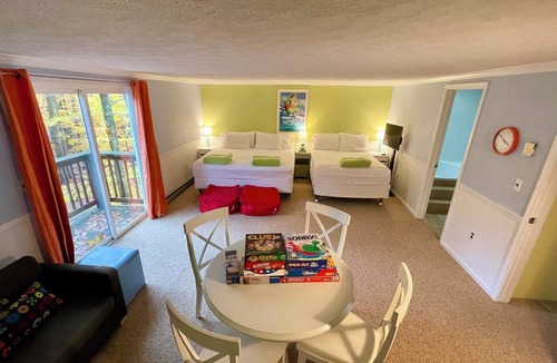 Pocono Lake House | Lakefront 🛶 Spa ♨️ Firepit 🔥 Boating 🚣‍♂️ Game Rm 🎮 Fishing 🎣 Sunsets 🌅