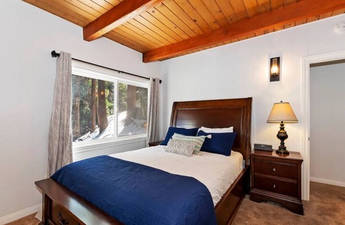 Lake Arrowhead Ski Chalet | Lakes Edge Lodge A-frame steps away from the lake