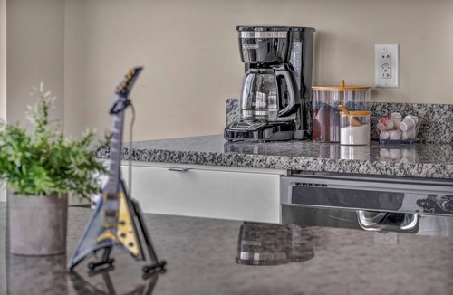 Ohio City Apartment | Lakeside Luxury Suite - Rock & Roll - Cle Flats - 2 Free parking