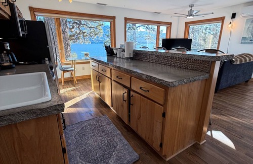 Bayfield Apartment | Lakeside Suite with Mountain View’s and Hot Tub