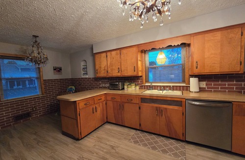 Lorain House | Lakeview Beach Bungalow Lighthouse/3 Beds/Game Room/Pets Entry Ramp available