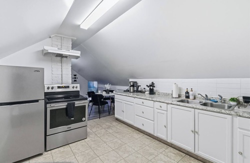 Lakewood Apartment | Lakewood Hideaway – Cozy Top-Floor Stay