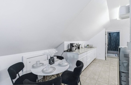 Lakewood Apartment | Lakewood Hideaway – Cozy Top-Floor Stay