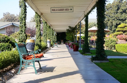 Visalia Hotel | Lamp Liter Inn