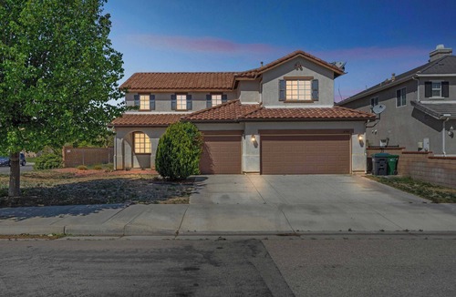 Lancaster House | Lancaster 4BR Gem｜Bright & Renovated｜Open Concept Living｜Generous Backyard#41390
