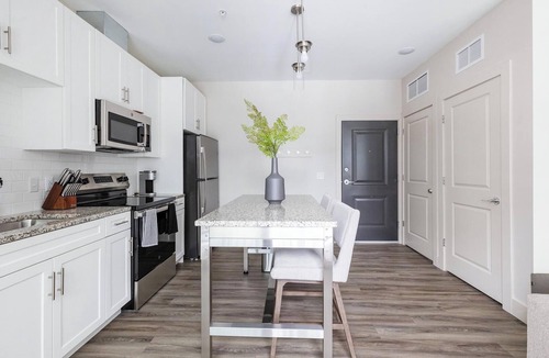 Tremont Apartment | Landing | Amazing 1BD, Gym, Clubhouse