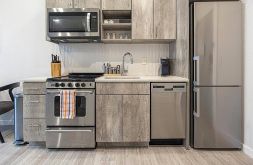 Highland Apartment | Landing | Beautiful Studio, Rooftop Lounge