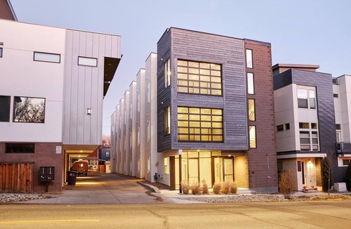 Highland Apartment | Landing | Beautiful Studio, Rooftop Lounge