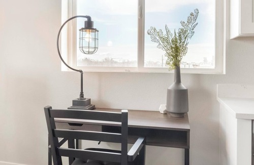 College View Apartment | Landing | Incredible 2BD in Harvey Park South