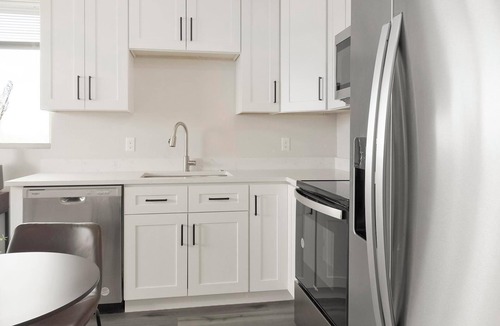 College View Apartment | Landing | Incredible 2BD in Harvey Park South