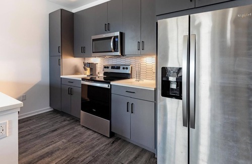 Coraopolis Apartment | Landing | Modern 1BD, Courtyard, Gym