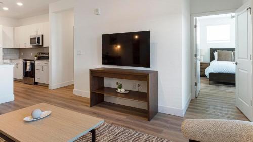 Firestone Apartment | Landing Modern 2BD Gym Clubhouse