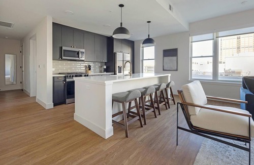 Uptown Apartment | Landing | Modern 2BD, Rooftop Lounge, Gym