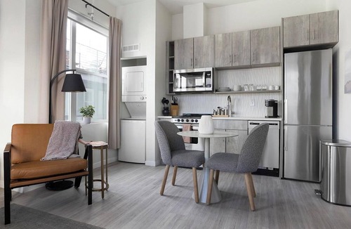 Highland Apartment | Landing | Modern Studio, Rooftop Lounge