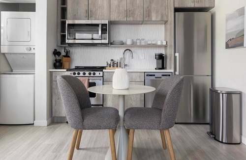 Highland Apartment | Landing | Modern Studio, Rooftop Lounge
