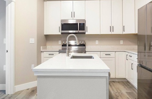 College View Apartment | Landing | Spectacular 2BD in Harvey Park South
